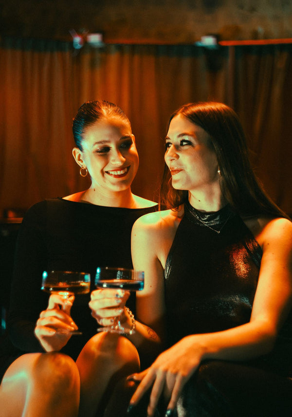 Dos mujeres con copas en una cena