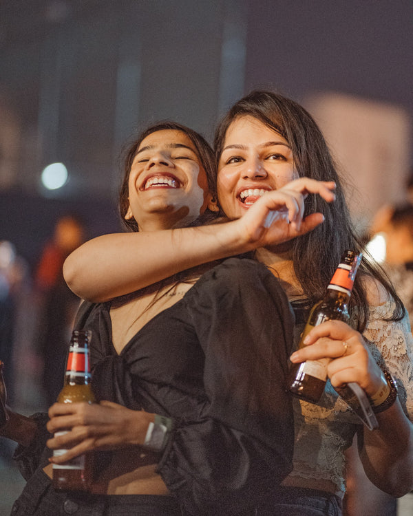 Amigas abrazadas en una fiesta