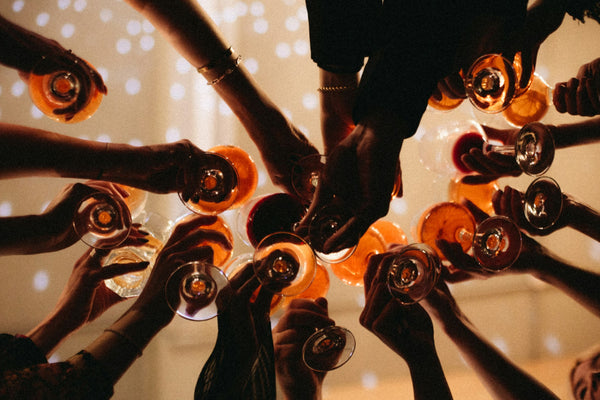 Brindis entre amigas con luces cálidas