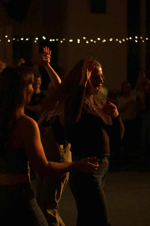 Amigas en la pista de baile
